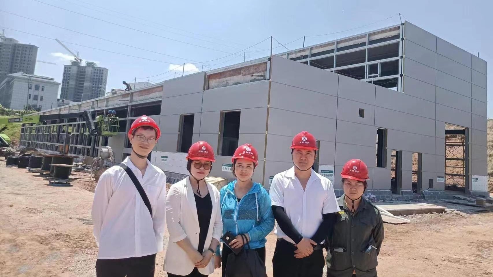 金格建科領(lǐng)導(dǎo)赴工地開(kāi)展夏日送清涼活動(dòng)